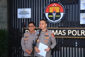 Di Hari Kemerdekaan, Polri Serentak Gerakkan 44 Truk Bantuan untuk Masyarakat Terdampak Gempa Flores